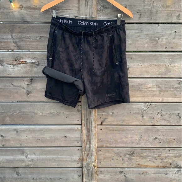 Men’s 7” Calvin Klein active camo run shorts - Picture 2 of 3